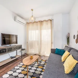 https://trendy-central-apartment-with-small-parking-and-terrace.hotelsinnerja.org